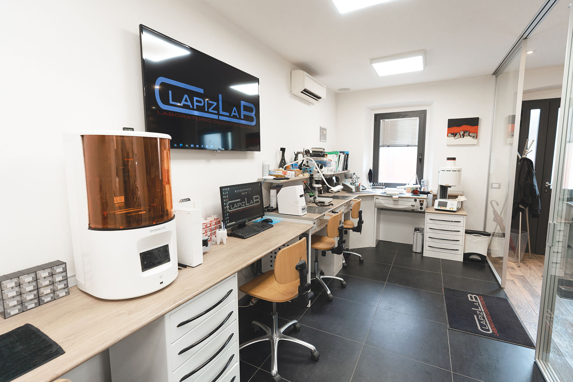Laboratorio odontotecnico - postazioni lavorative del Clapiz Lab